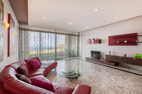 Spacious Seafront APT with Living, Sofa, WIFI & AC by 360 Estates
